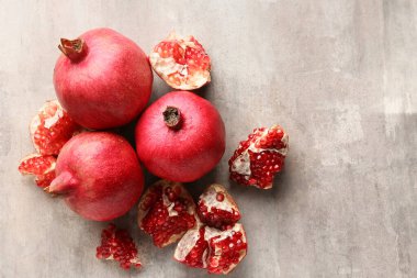 Gri arka planda taze olgun nar.