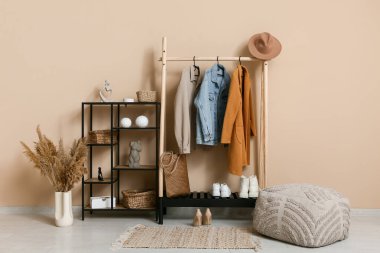 Sonbahar elbiseleriyle doldur ve koridorun iç kısımlarını süsle.