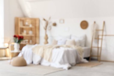 Süslü yatak odasının içindeki kahve masasının üstünde vazodaki Dahlia çiçekleri. Bulanık görünüm