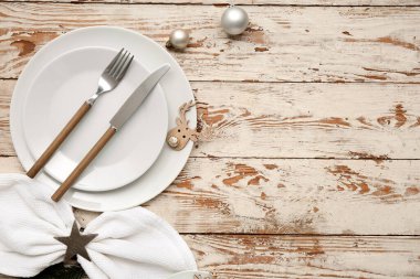 Beyaz ahşap arka planda Noel süslemeleri olan güzel bir masa.