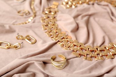 Kumaş arka planda farklı güzel mücevherler.