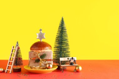 Noel dekorlu ve hediye rengi arka planlı lezzetli hamburger ekmeği.