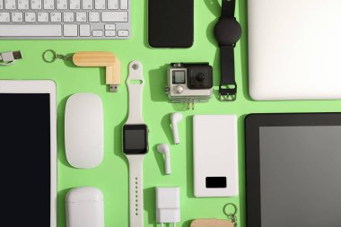 Yeşil arkaplandaki modern aygıtlar kümesi, üst görünüm