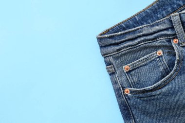 Açık mavi arka planda şık kotlar, yakın plan