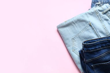 Pembe arka planda kot pantolon.