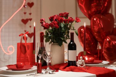 Sevgililer Günü için dekore edilmiş yemek odasının içi, yakın plan.