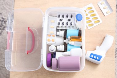 Oturma odasında üzerinde ilaç olan ilk yardım çantası.