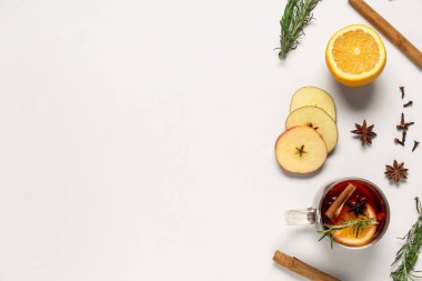 Beyaz arka planda lezzetli şarap ve malzemelerle güzel bir kompozisyon.