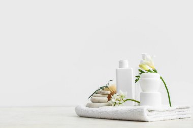 Kozmetik ürünleri, spa aksesuarları ve açık arkaplanda çiçekler ile kompozisyon