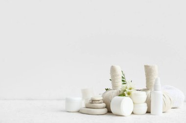 Farklı kozmetik ürünleri, spa aksesuarları ve çiçek içeren kompozisyon