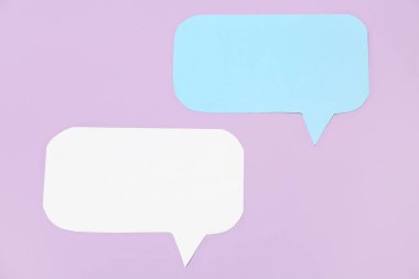 Leylak arka planında boş kağıt konuşma baloncukları