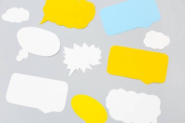 Gri arkaplanda farklı boş kağıt konuşma baloncukları olan kompozisyon