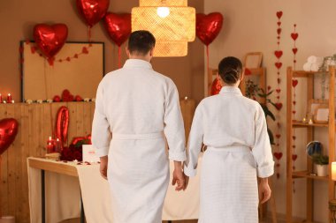 Sevgililer Günü 'nde kaplıca salonunda el ele tutuşan genç bir çift.