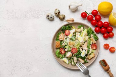 Limonlu Sezar salatası ve beyaz arka planda sarımsak.