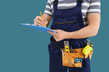 Mavi arkaplanda panoya yazan erkek teknisyen