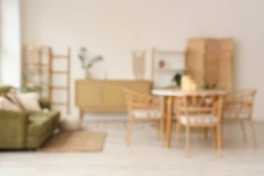 Yemek masası olan şık bir oturma odası. Bulanık görünüm