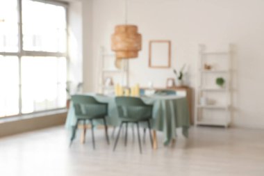 Mumlar akşam yemeği için güzel masa düzeninde. Bulanık görünüm