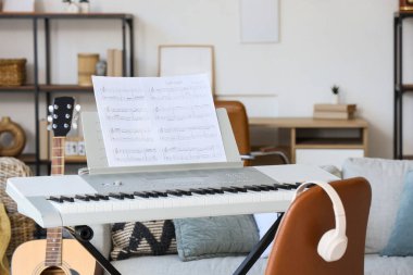 Oturma odasında not kağıtlarıyla sentezleyici