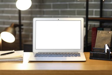 Boş dizüstü bilgisayar karanlık ofiste, yakın plan.