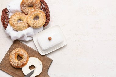 Tahta tahta ve beyaz arka planda susam tohumlu lezzetli simit sepeti.