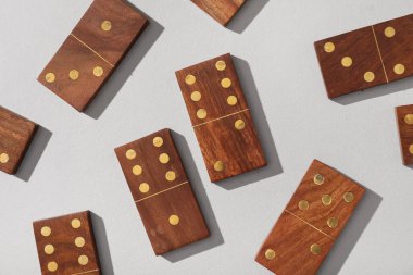 Gri arkaplanda tahta domino blokları