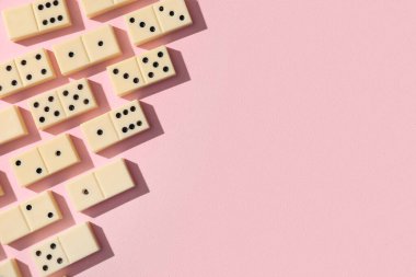 Pembe arkaplanda beyaz domino blokları