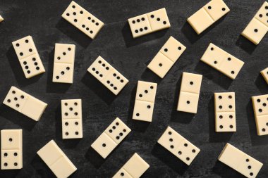 Siyah arkaplanda beyaz domino blokları