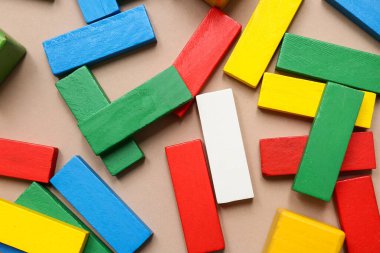 Bej arkaplanda renkli yapı taşları