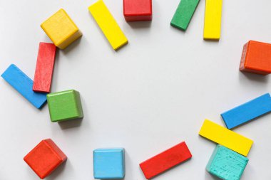 Gri arkaplanda renkli yapı taşları ve küplerden yapılmış çerçeve