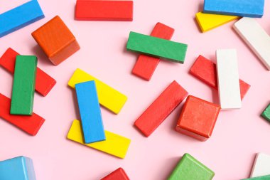 Pembe arka planda farklı yapı taşları