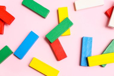 Pembe arka planda farklı yapı taşlarına sahip kompozisyon