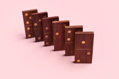 Pembe arka planda tahta domino blokları