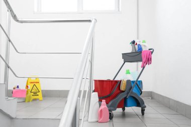 Merdiven temizleme malzemeleriyle dolu bir araba.