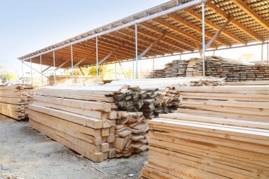 Kereste fabrikasındaki istiflenmiş ahşap tahtaların görüntüsü