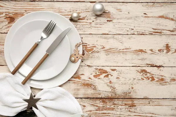 Beyaz ahşap arka planda Noel süslemeleri olan güzel bir masa.