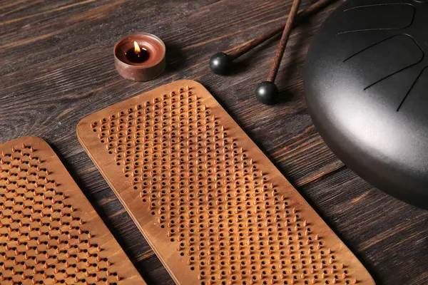 Sadhu ahşap zemin üzerinde aroma mumu ve davul ile tahta tahtalar