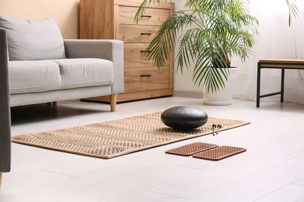 Oturma odasında yerde glukofon olan Sadhu tahtası.