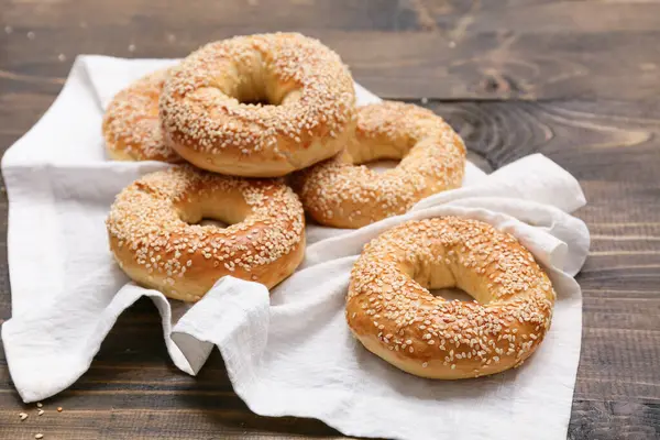 Tahta arka planda susamlı simitler, yakın plan.