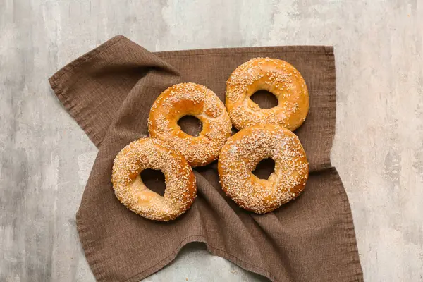 Gri arka planda susam tohumlu lezzetli simitler.