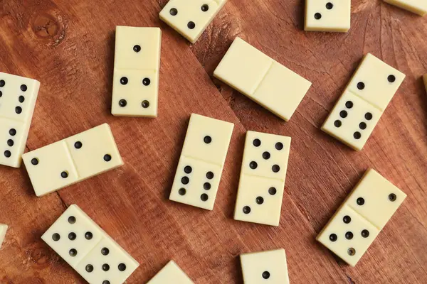 Tahta zeminde beyaz domino blokları