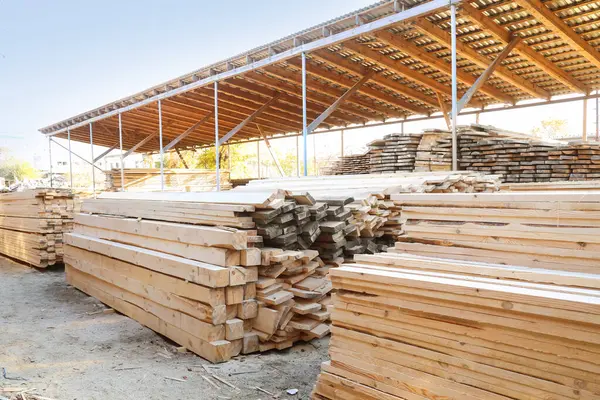 Kereste fabrikasındaki istiflenmiş ahşap tahtaların görüntüsü