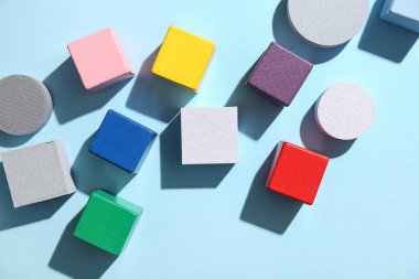 Renk arkaplanında farklı yapı taşları