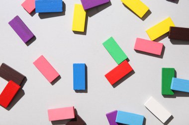 Gri arkaplanda farklı renkli yapı taşları