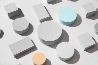 Gri arkaplanda farklı yapı taşlarına sahip kompozisyon