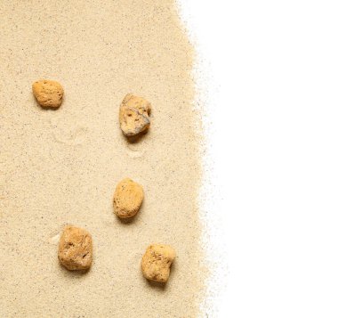 Beyaz zemin üzerinde taşlar olan hafif kumsal kumu