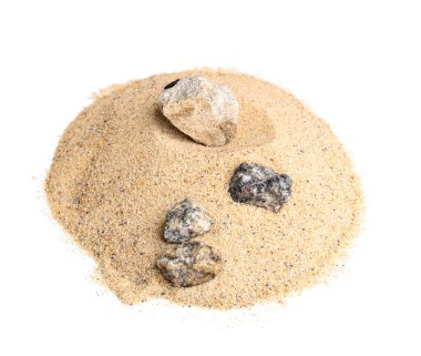 Beyaz zemin üzerinde taşlar olan kumsal yığını.