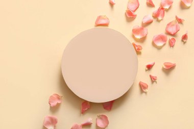 Bej arka planda gül yaprakları olan boş bir kart.