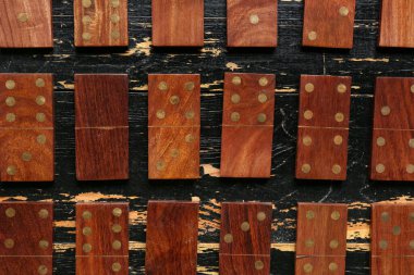 Siyah ahşap zemin üzerindeki domino bloklarının dokusu
