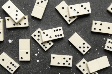 Siyah arkaplanda beyaz domino blokları