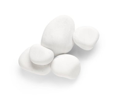 Beyaz arkaplanda bir yığın spa taşı